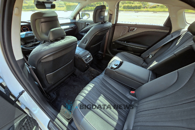 기아 '더 뉴 K8' 하이브리드 뒷좌석 =성상영 기자