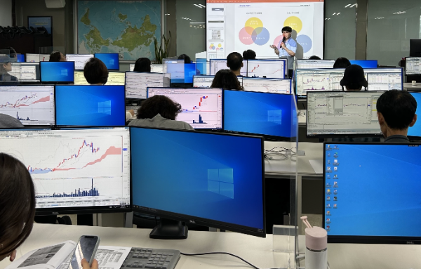 지난 6월 한국투자증권이 개인투자자를 위해 무료 MTS·HTS 강의를 제공 중인 모습. ⓒ 한국투자증권