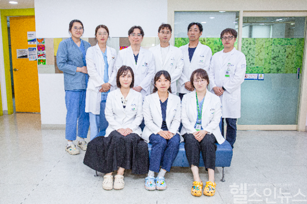 주종길 부산대병원 연구회장(뒷줄 왼쪽에서 세 번째)과 연구회 참여 의료진이 단체 기념촬영을 하고 있다.. (부산대병원 제공)