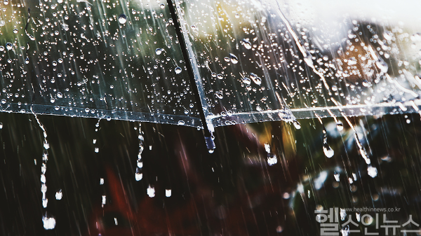 장마철 고온다습 환경에서 무좀과 식중독 등 감염병 예방에 각별한 주의가 필요하다. (클립아트코리아)