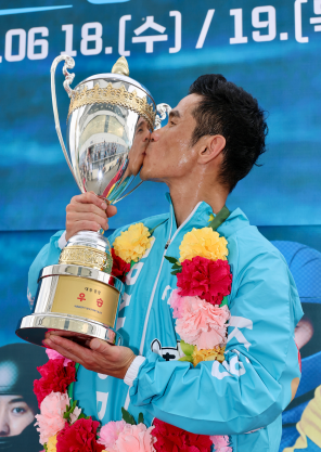 19일 미사경정장에서 열린 ‘2025 KBOAT 경정 왕중왕전’에서 김완석이 우승 트로피에 입맞춤하며 우승을 자축하고 있다.