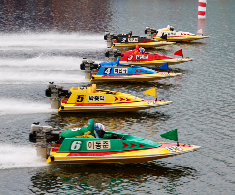 ‘2025 KBOAT 경정 왕중왕전’에 출전한 6명의 선수들이 플라잉스타트로 경주를 시작하고 있다.