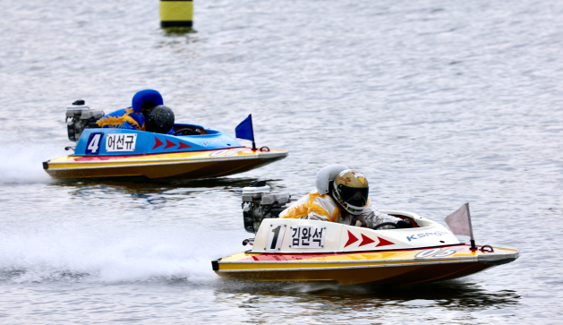 ‘2025 KBOAT 경정 왕중왕전’에서 1위와 2위를 차지한 김완석과 어선규가 결승선을 향해 달려오고 있다.