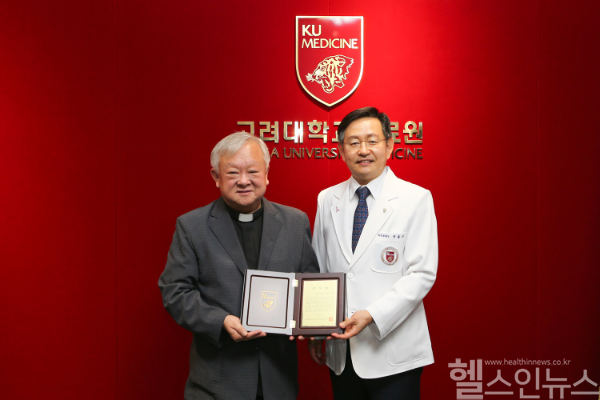 기부식에서 윤을식 의무부총장(우측)이 임인섭 이사장(좌측)에게 감사패를 수여하고 있다. (고려대의료원 제공)