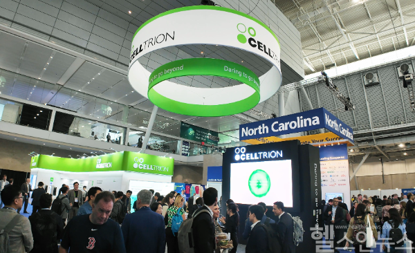 지난 16일(현지 시간)부터 19일까지 미국 보스턴에서 열린 2025 바이오 인터내셔널 컨벤션에서 참가자들이 셀트리온 부스를 둘러보고 있다. (셀트리온 제공)