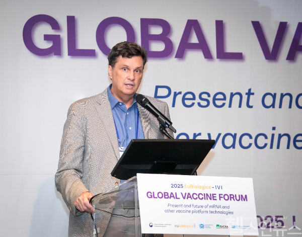 지난 19일 2025 글로벌 백신 포럼에서 모더나의 감염병 치료 분야 총괄인 로버트 패리스(Robert Paris) 부사장이 ‘감염질환을 넘어선 mRNA 기술의 확장 가능성’을 주제로 발표하고 있다. (모더나 제공)