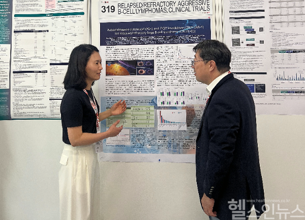 ICML 2025에서 안발셀 임상 2상 최종 결과를 발표하는 조수희 큐로셀 임상개발센터 상무(좌)와 김원석 삼성서울병원 혈액종양내과 교수(우) (큐로셀 제공)