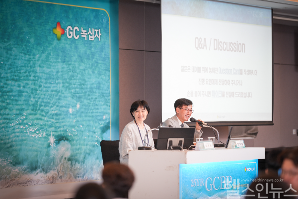 좌장으로 참여한 최은진 대구가톨릭대학교병원 소아청소년과 교수와 유기영 한국혈우재단의원 원장 (GC녹십자 제공)