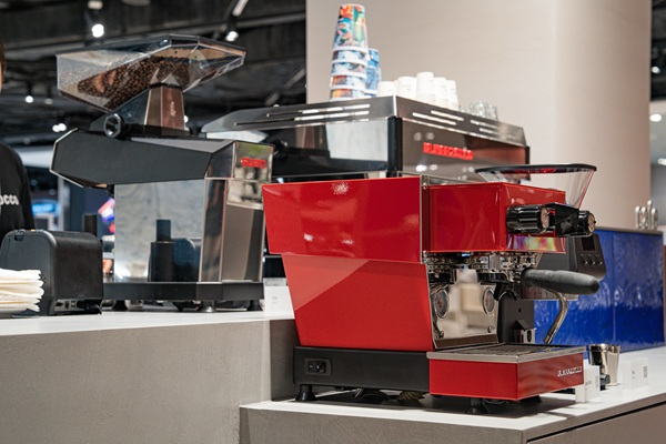 (좌) 라마르조코 카페 (우) 리네아 미크라(Linea Micra) 레드 I 사진 제공 : 라마르조코 코리아