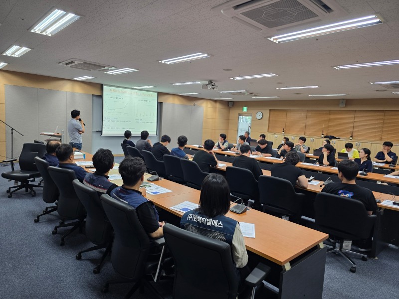 고용노동부 서울동부지청과 안전보건공단 서울동부지사는 20일 서울 송파구 소재 서울복합물류단지에서 최근 중대재해가 다발하고 있는 물류센터의 안전보건관리책임자, 안전관계자들과 함께 중대재해예방 안전보건포럼을 개최했다.