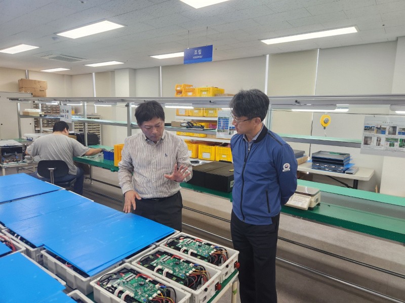 고용노동부 경기지청은 지난 19일 특별 현장점검의 날을 맞아 이차전지 제조업체인 유비넷시스를 방문해 현장점검을 실시했다./고용노동부 경기지청