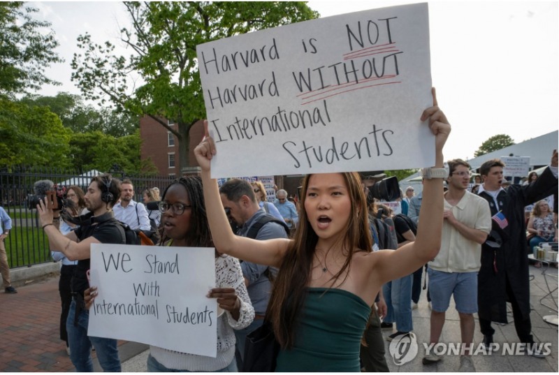 하버드대 학생들이 지난달 하순 하버드대 교내에서 외국인 유학생 등록을 금지한 도널드 트럼프 행정부를 비판하는 구호를 외치고 있다. 사진=AFP, 연합뉴스