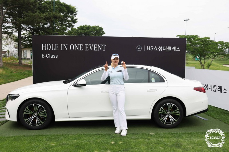 KLPGA 투어 더헤븐 마스터즈 2라운드에서 홀인원을 기록한 윤선정이 부상으로 걸린 벤츠 차량 앞에서 포즈를 취하고 있다. /KLPGA