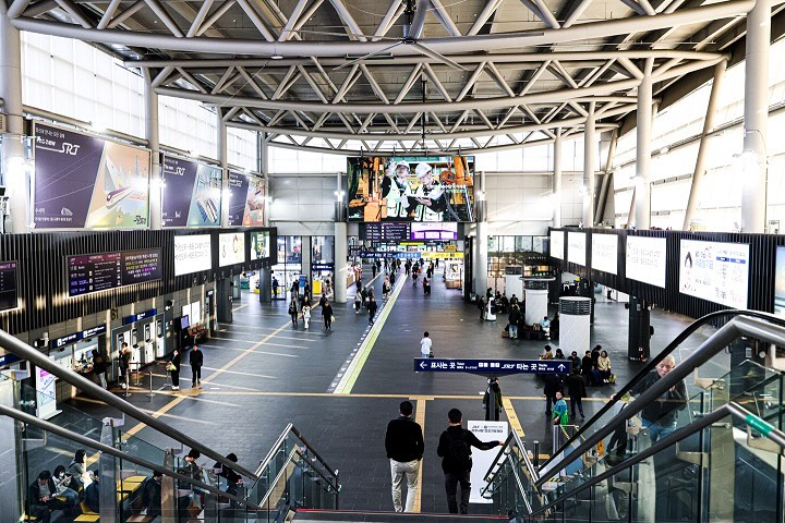 에스알은 23일 수서역에서 고객이 선호하는 역사 여름향기를 선택하는 ‘수서역에서 여름을 만나다’ 이벤트를 연다.사진은 수서역 내부 전경./에스알