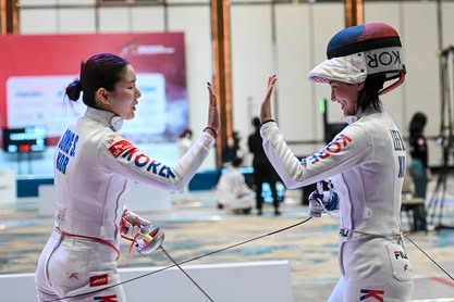 여자 에페 대표팀의 송세라와 이혜인. 사진=연합뉴스