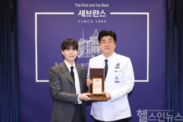 금기창 연세의료원장과 슈가가 기념 사진을 촬영하고 있다 (세브란스병원 제공)