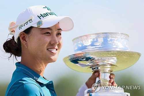 우승 트로피를 든 이민지. / 사진=연합뉴스