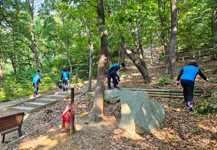 삼천리가 `Clean Day` 활동을 통해 청량산(인천)에서 쓰레기 수거 환경정화를 펼치고 있다