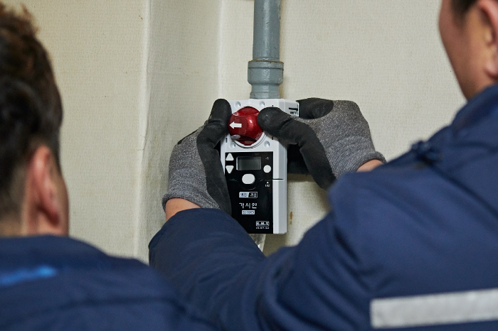 삼천리가 `가스안전 사랑나눔` 활동을 통해 에너지 취약계층에 가스타이머콕을 설치해주고 있다
