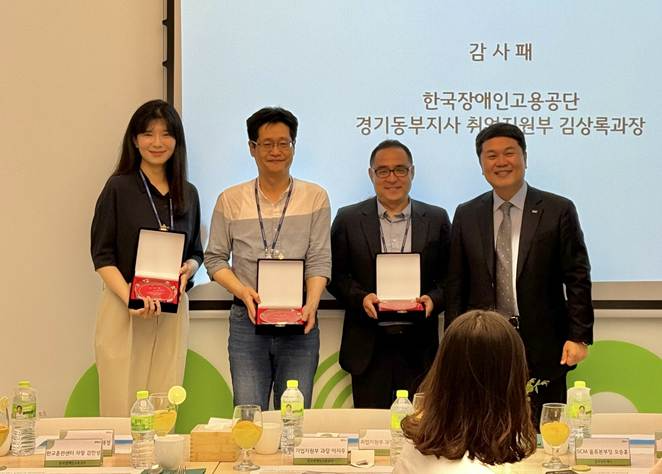 지난 20일 경기도 용인시 양지면에 위치한 자회사형 장애인 표준사업장 ‘풀무원투게더’에서 열린 풀무원투게더 설립 2주년 기념 임직원 가족 초청 행사에서 풀무원푸드앤컬처 이동훈 대표(오른쪽 첫 번째)가 풀무원투게더 설립과 운영에 기여한 한국장애인고용공단 김성천 경기동부지사장, 김연심 부장, 김상록 과장에게 감사패를 전달하고 기념 촬영을 하고 있다.