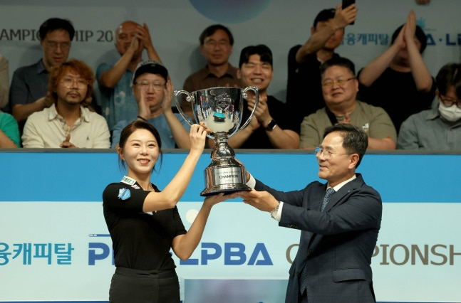 우승컵을 들어 올리는 김가영 / 사진제공=PBA 제공