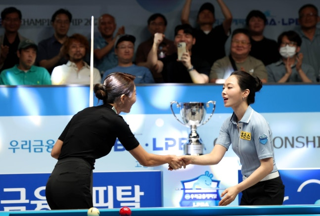 경기가 끝난 뒤 차유람(오른쪽)과 악수하는 김가영 / 사진제공=PBA 제공