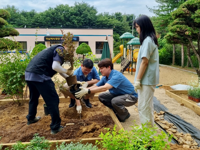 19일 경기도 화성시 향남제약공단 내에서 진행된 ‘생물다양성 1호 공원’ 조성 행사에 참여한 코스맥스 직원들의 모습