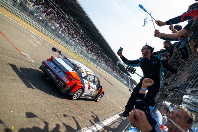 지난 21~22일(현지시간) 독일 라인란트팔츠주 뉘르부르크에서 열린 '2025 뉘르부르크링 24시 내구 레이스'에 출전한 현대 N 유럽팀 차량이 차량이 축하를 받으며 결승선을 통과하고 있다. ⓒ현대차