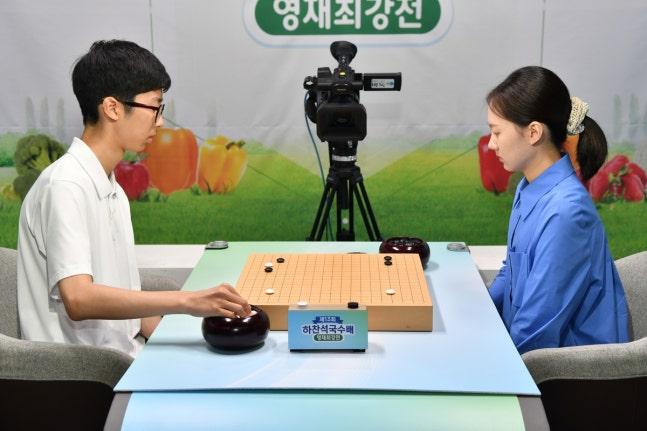 김은지(오른쪽) 9단이 하찬석국수배에서 정준우 3단을 꺾고 우승했다. / 사진=한국기원 제공