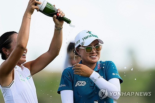 리디아 고의 샴페인 세례를 받는 이민지. / 사진=연합뉴스