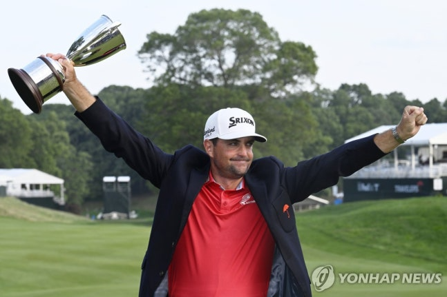 우승컵 거머쥔 브래들리 / 사진=연합뉴스