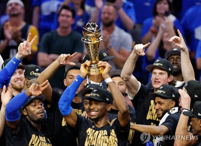 챔피언 트로피를 들어 올린 길저스알렉산더 / 사진=연합뉴스