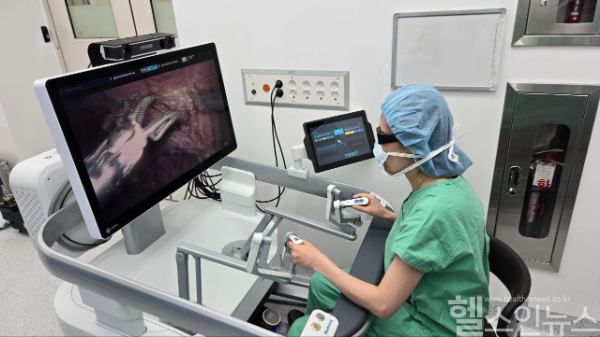 이마리아 서울대병원 산부인과 교수가 휴고 로봇 수술 시스템을 조정하며 난소암 수술을 진행하는 모습 (서울대병원 제공)