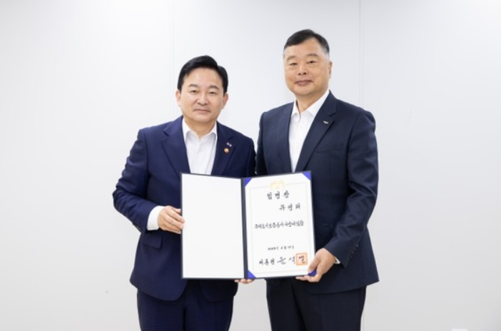 2년 연속 공공기관 경영평가에서 최하위 등급인 D를 받은 주택도시보증공사(HUG) 유병태 사장이 취임 2년 만에 자리에서 물러난다. 사진은 원희룡 당시 국토부 장관이 대학동기인 유병태 사장에게 임명장을 전하는 모습. 출처 : 스마트투데이(https://www.smarttoday.co.kr)