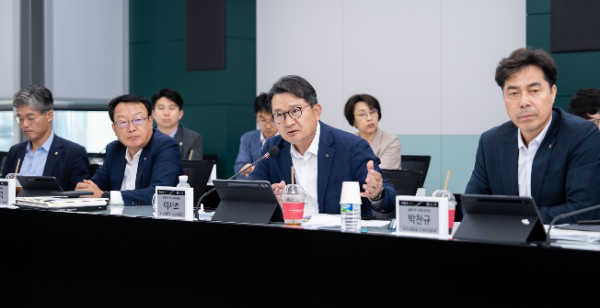 NH농협금융지주는 지난 23일, 서울 중구 본사에서 이재호 전략기획부문 부사장(오른쪽에서 두 번째) 주재로 '2025년 제1차 신사업추진협의회'를 개최했다. ⓒ NH농협금융