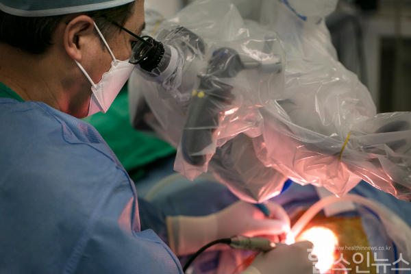 최재영 교수가 인공와우 수술을 하고 있다. (세브란스병원 제공)