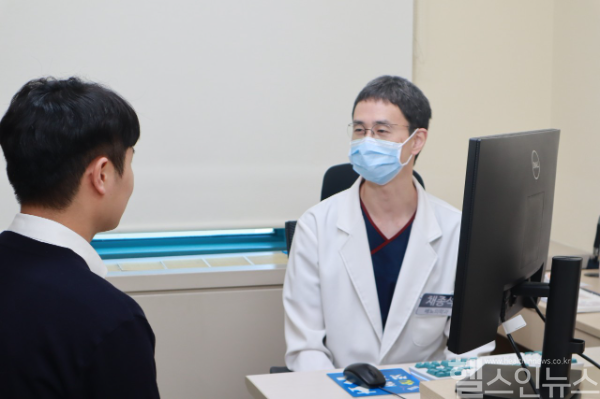 채종석 좋은삼선병원 비뇨의학과 과장 진료 모습 (좋은삼선병원 제공)