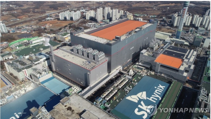 SK하이닉스 주가가 24일 청주에 7번째 반도체 공장을 건설한다는 소식에 7% 넘게 급등하고 있다. 사진=이천캠퍼스 M16, SK하이닉스, 연합뉴스