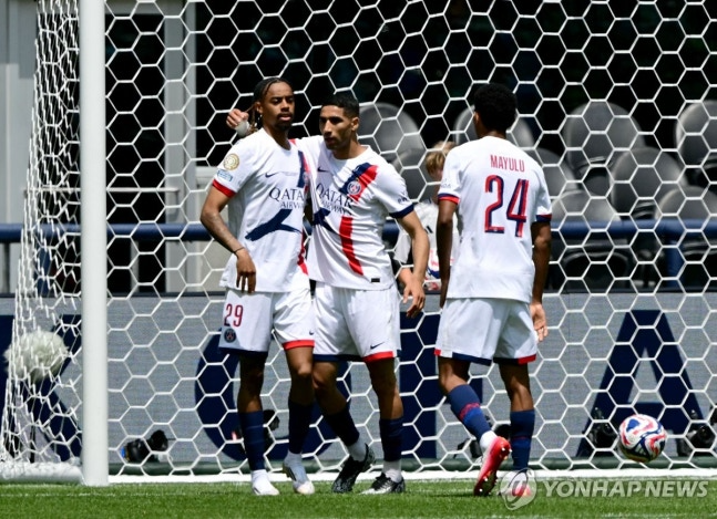 하키미(가운데)의 골에 기뻐하는 PSG 선수들 / 사진=연합뉴스