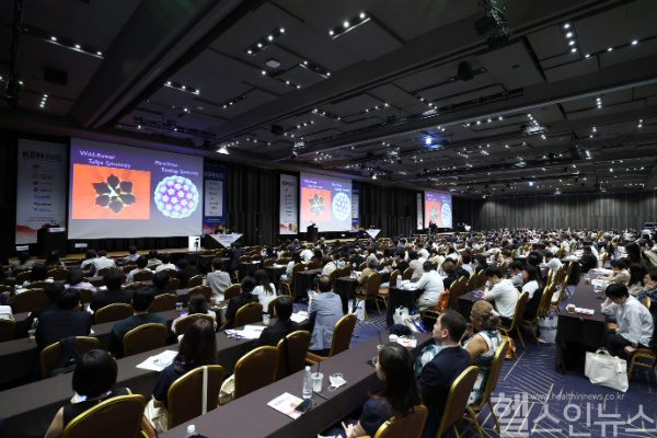 전세계 37개국에서 모인 학회참가자들이 기조강연을 듣고 있다. (대한신장학회 제공)