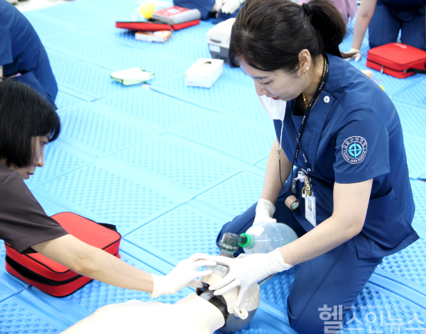 어제 23일 갑을구미재활병원 지하 1층 교육실에서 간호사 및 간호조무사를 대상으로 한 실전형 CPCR 교육(심폐소생술 및 심폐정지 대응 교육) 중이다. (갑을구미재활병원 제공)