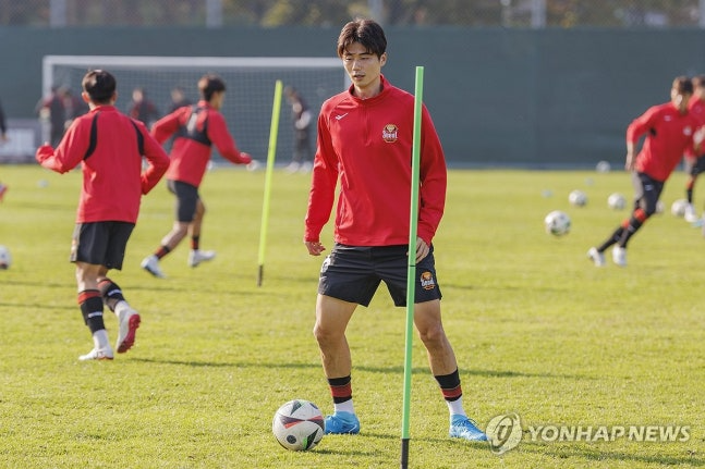 패스 연습하는 기성용 / 사진=연합뉴스
