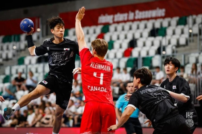 캐나다 전에서 슛을 던지는 김정우 / 사진=국제핸드볼연맹 제공