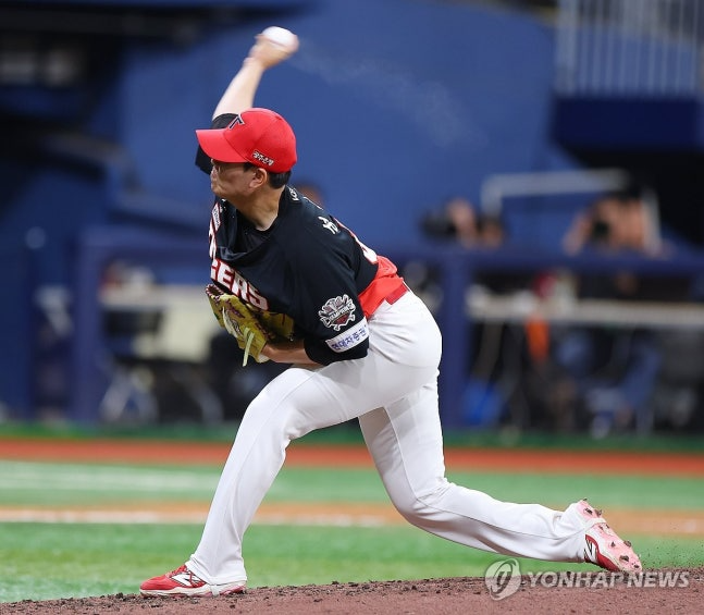 성영탁의 힘찬 투구 / 사진=연합뉴스