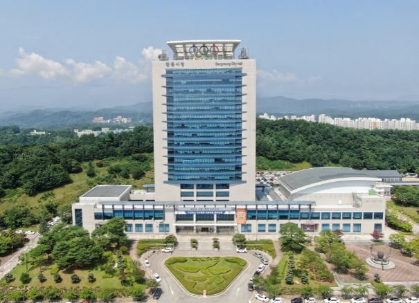 강릉시가 운영 중인 ‘어르신 병원동행서비스’가 시행 1년 만에 누적 이용자 100명을 돌파하며 초고령사회에 효과적인 돌봄 모델로 주목받고 있다. (강릉시 제공)