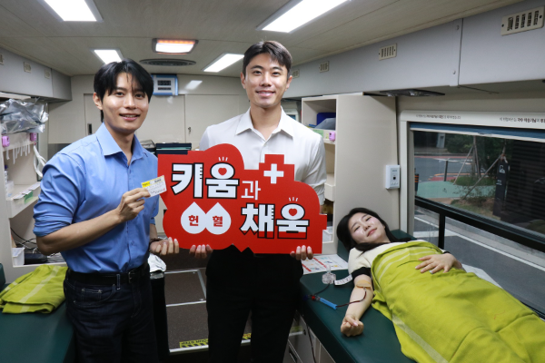 키움증권 임직원들이 24일 서울 여의도 키움증권 본사를 찾은 헌혈버스에서 헌혈을 하고 있다. ⓒ 키움증권