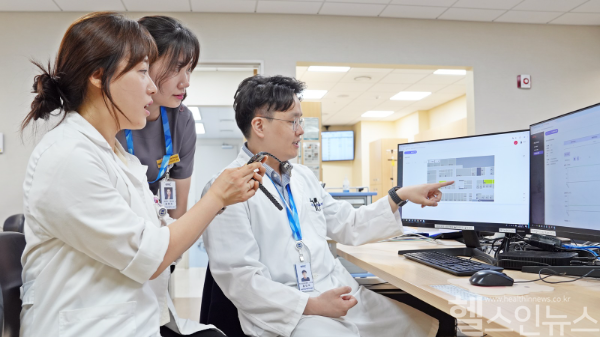 홍민석 의정부을지대병원 정신건강의학과 교수(오른쪽)가 의료진과 함께 웨어러블 기기를 통해 수집된 정신병동 입원환자 정보를 모니터링하고 있다. (의정부을지대병원 제공)