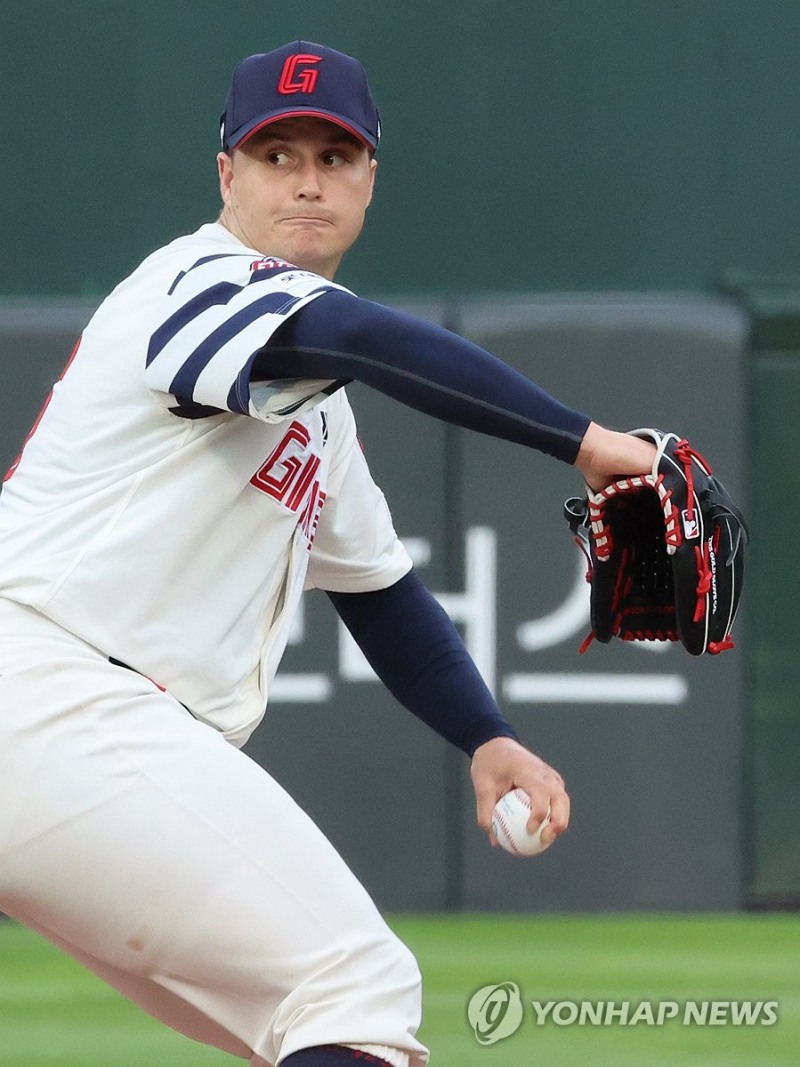 투구하는 롯데 선발 데이비슨 / 사진=연합뉴스