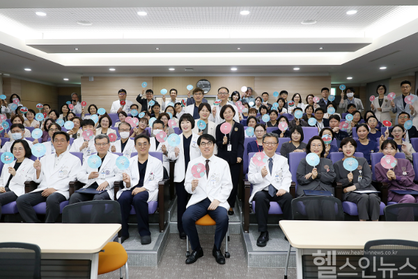 상계백병원은 개원 36주년을 기념해 제작한 ‘상백이 부채’를 환자 및 보호자, 교직원들에게 무료 나눔을 진행했다. (기념식 후 상백이 부채를 들고 단체사진) (상계백병원 제공)