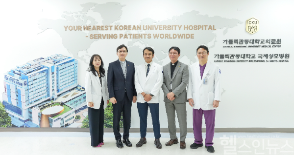 화이트코트 세레머니. (왼쪽부터) 김혜윤 국제진료센터장, 고동현 병원장, 비스마 전문의, 박종훈 행정부원장, 박형복 심장내과장 (국제성모병원 제공)